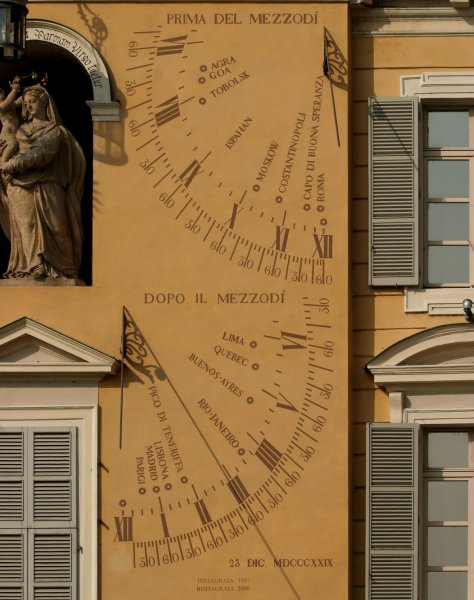 Questa complessa meridiana, realizzata sulla facciata del palazzo comunale di Parma nel 1829, cerca in qualche modo di simulare un normale orologio dividendo in intervalli regolari e pari a 5 minuti l\'uno l\'arco di circonferenza pari a un\'ora. Per adattare la meridiana alla facciata il disegno è stato diviso in due: una parte della meridiana funziona di mattina, l\'altra di pomeriggio. Sono riportate anche le ore nelle principali città del mondo. 